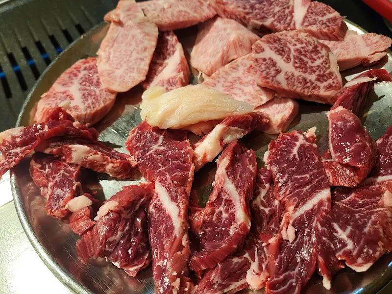 마블링이 환상적인 꽃등심의 자태