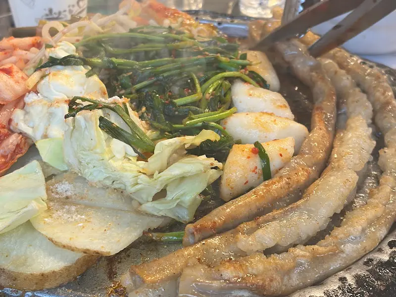 돌판 위에서 구워지는 곱창