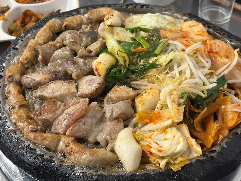 돌판 가득 채운 곱창, 막창, 야채