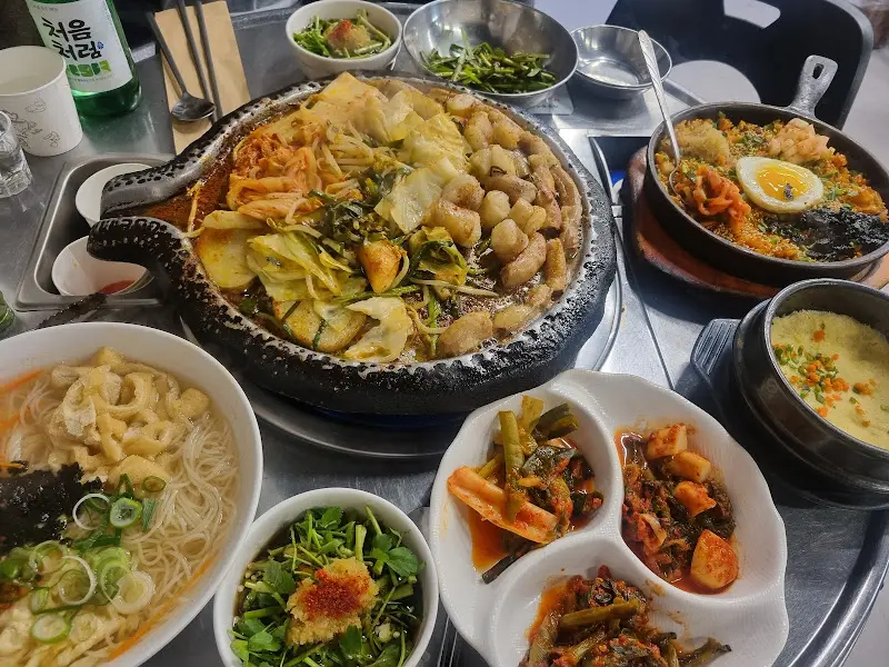 푸짐한 한 상 차림 (곱창, 깍두기양밥, 멸치국수)