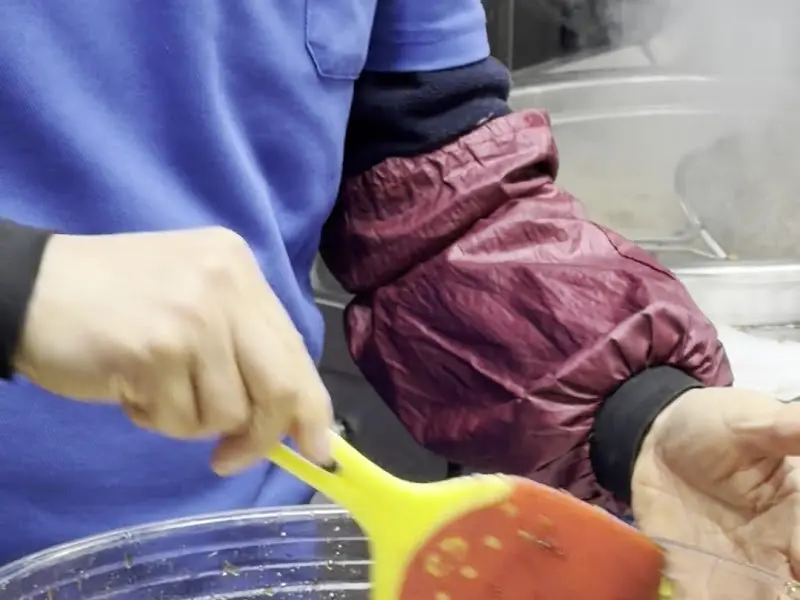 닭강정을 버무리는 모습