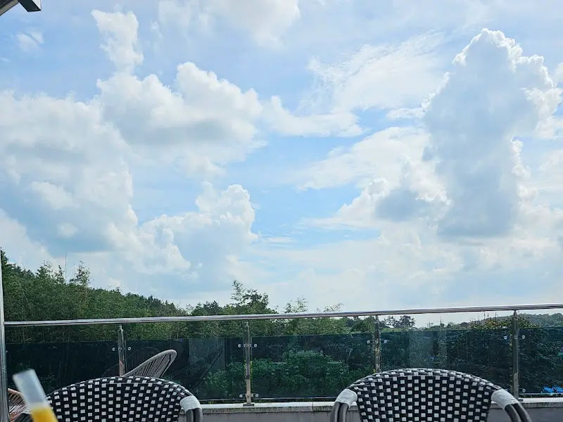 카페 야외 좌석에서 보이는 하늘