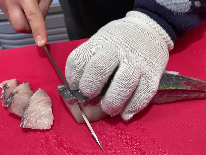 전갱이 써는 모습