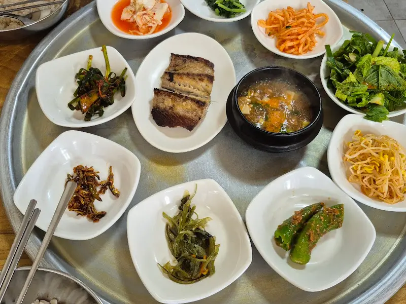 푸짐한 보리밥 정식 한 상 차림