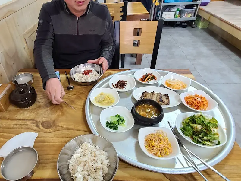 보리밥 정식을 즐기는 손님