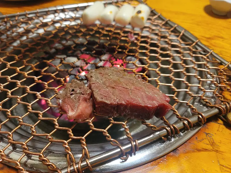 숯불 위에서 익어가는 한우