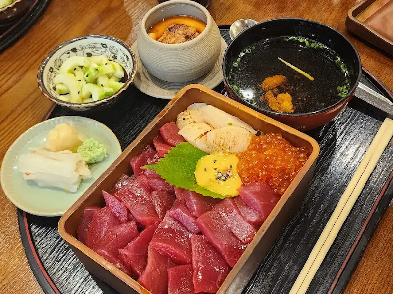 혼마구로 카이센동의 화려한 비주얼