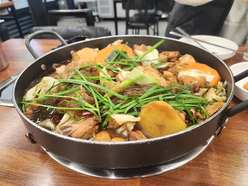 철판에 담겨 나온 신선찜닭