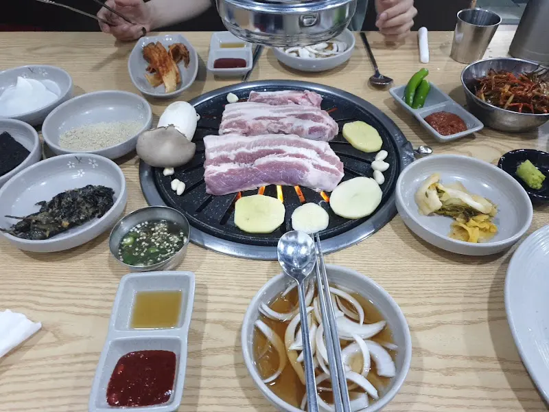푸짐하게 차려진 숯불구이 한 상 차림