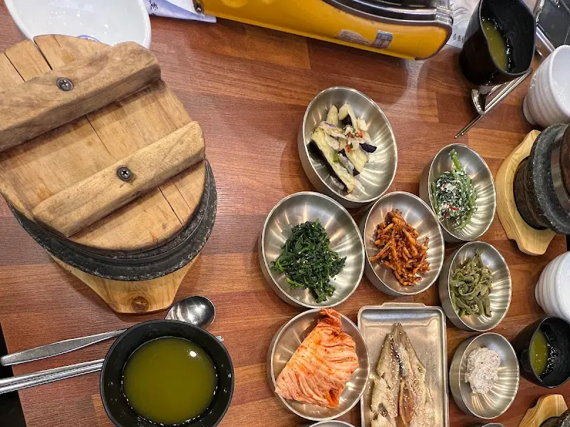 돌솥밥과 반찬들