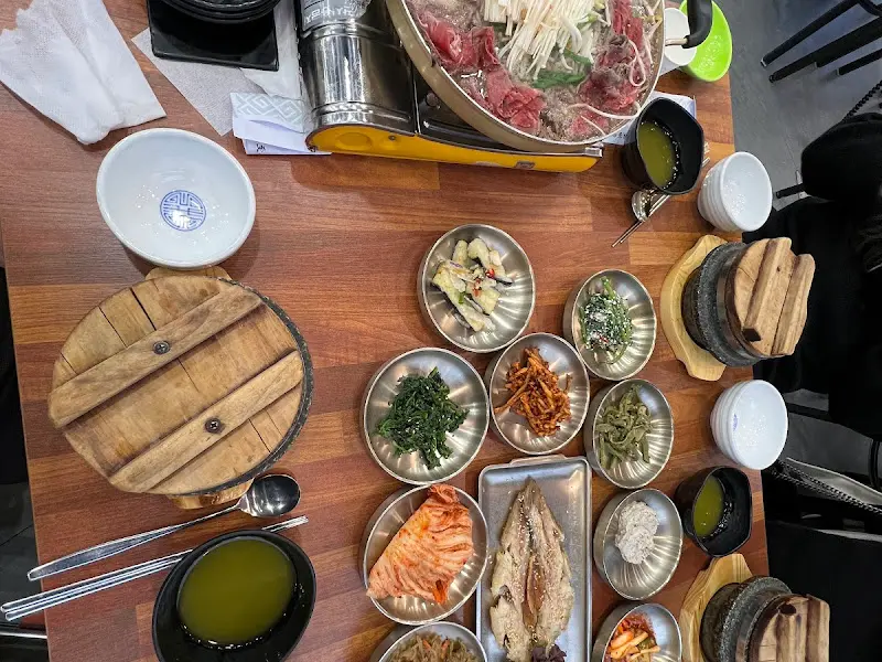 다양한 반찬과 돌솥밥