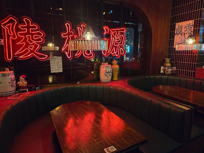 용용선생 부천역곡점 내부 인테리어