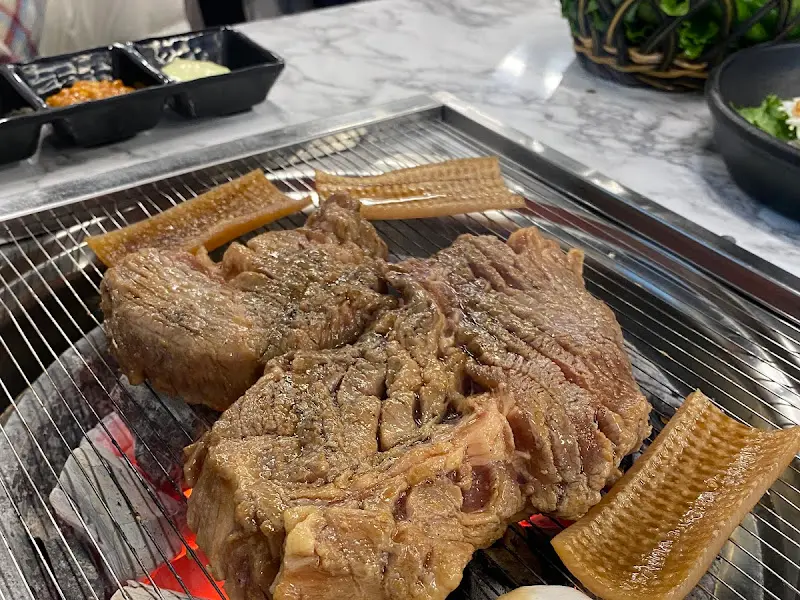 노릇노릇 익은 돼지갈비