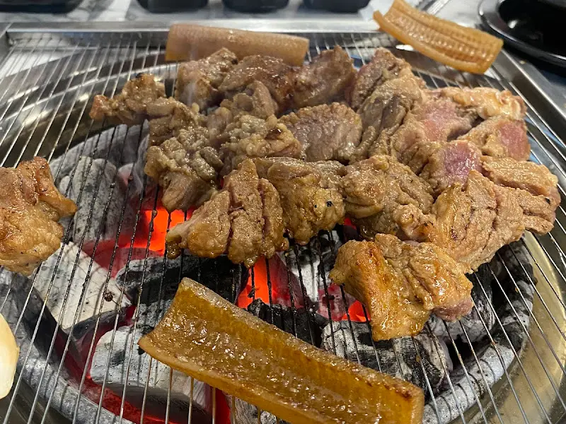 맛있게 익어가는 돼지갈비