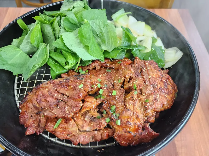 불판 위에서 익어가는 고추장 불고기