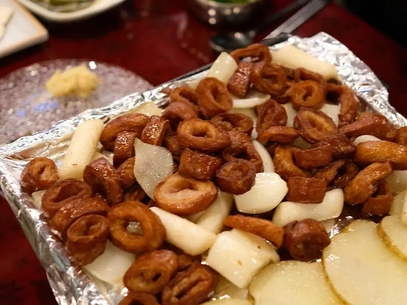 노릇하게 구워진 막창, 양파, 떡, 감자의 조화