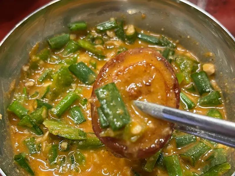 막창을 특제 소스에 찍어 먹는 모습