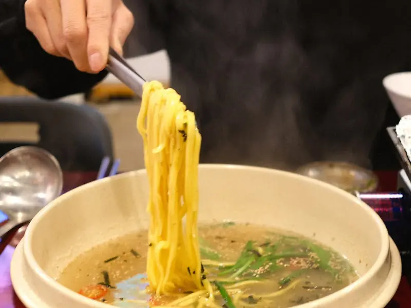 푸짐한 양의 서비스 칼국수