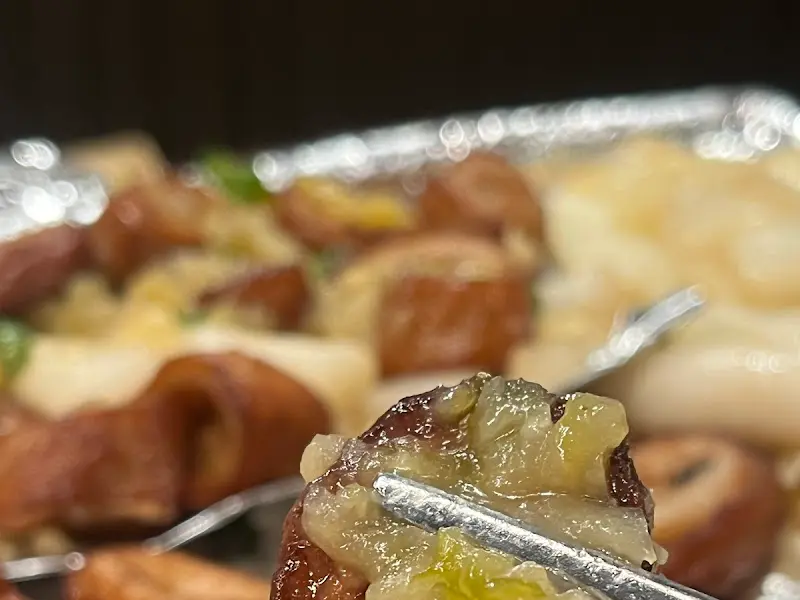 깻잎에 막창과 소스를 곁들여 먹는 모습