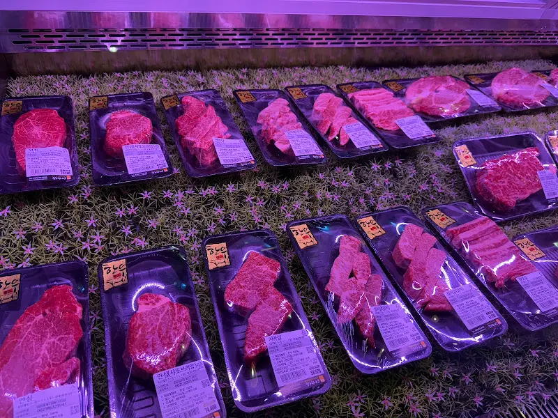 신선한 한우가 진열된 정육 코너