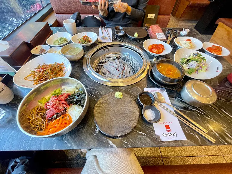 다채로운 밑반찬과 육회비빔밥