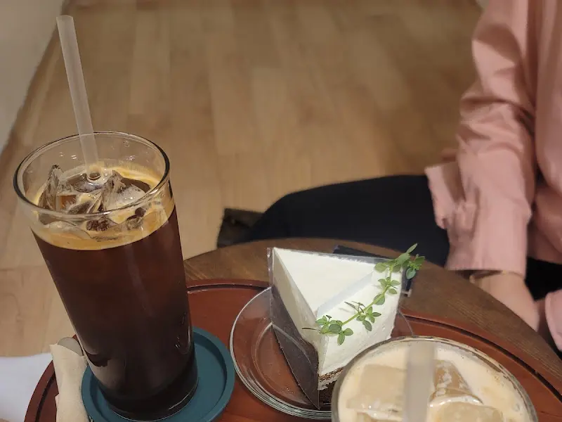 케이크와 아이스 아메리카노