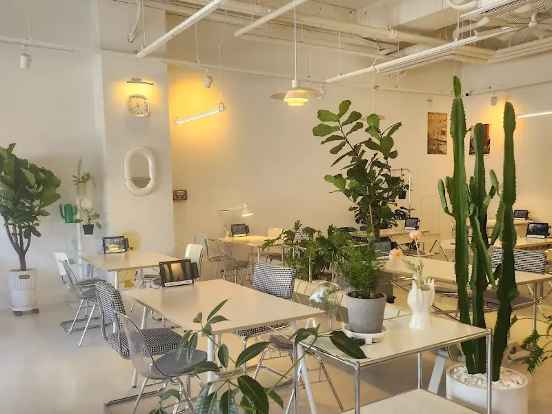 밝고 깔끔한 뇽뇽테이블 내부 인테리어