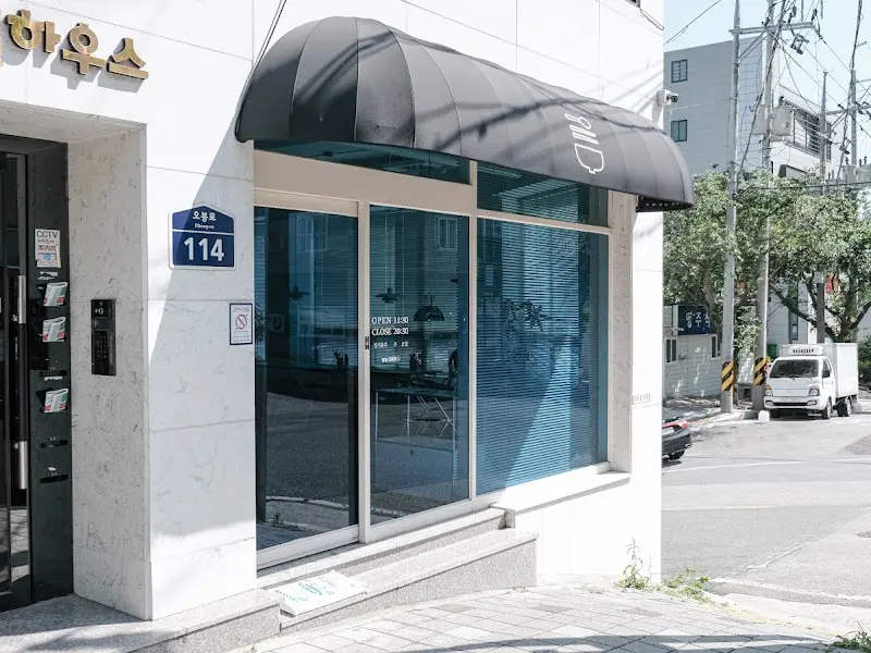 깔끔한 외관의 뇽뇽테이블