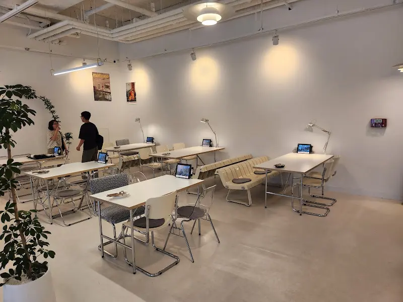 넓고 테이블 간 간격이 넓은 내부