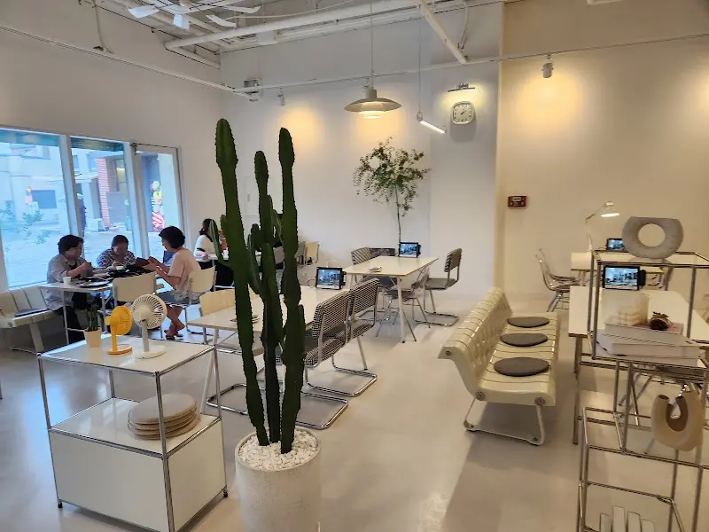 다양한 식물이 놓여진 뇽뇽테이블 내부