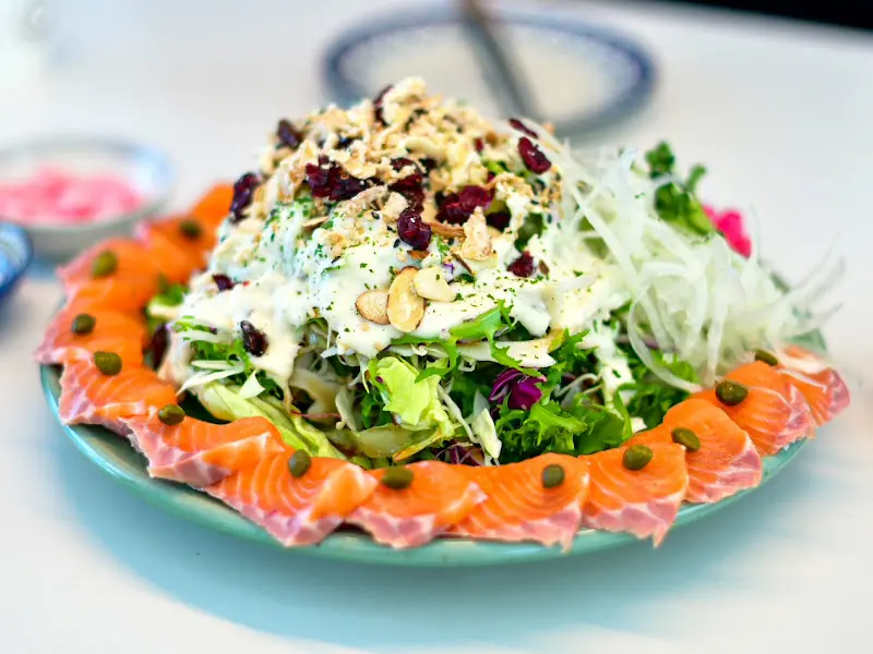 신선한 연어가 듬뿍 올려진 샐러드