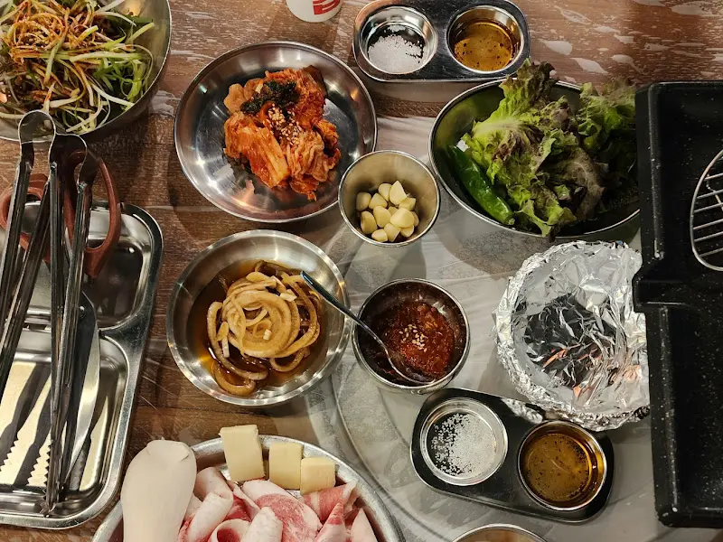 다채로운 곁들임과 삼겹살 한 상 차림