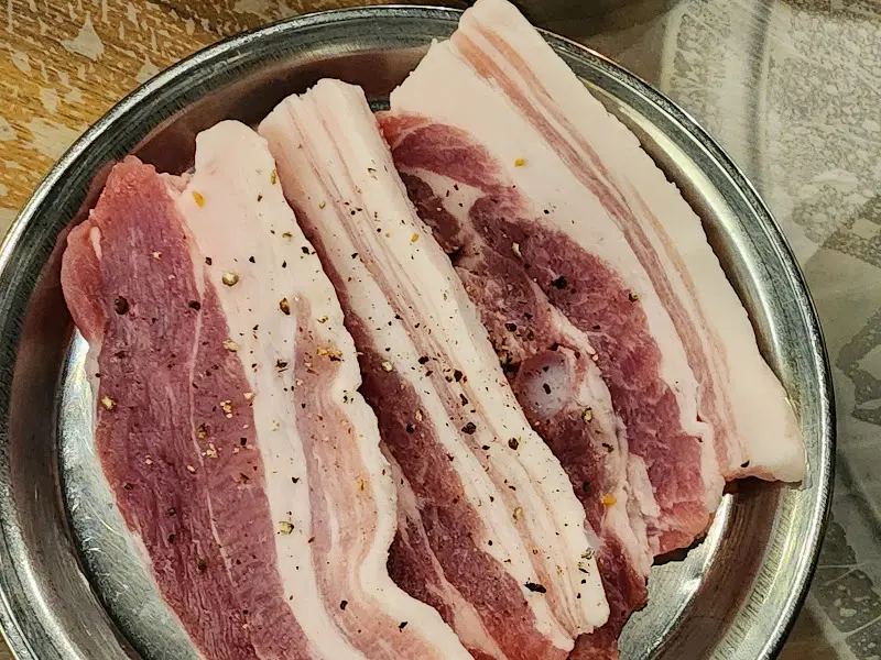 윤기가 좌르르 흐르는 삼겹살