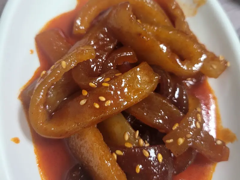 윤기가 흐르는 가오리 찜