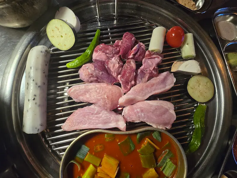 연탄불 위에 구워지는 고기