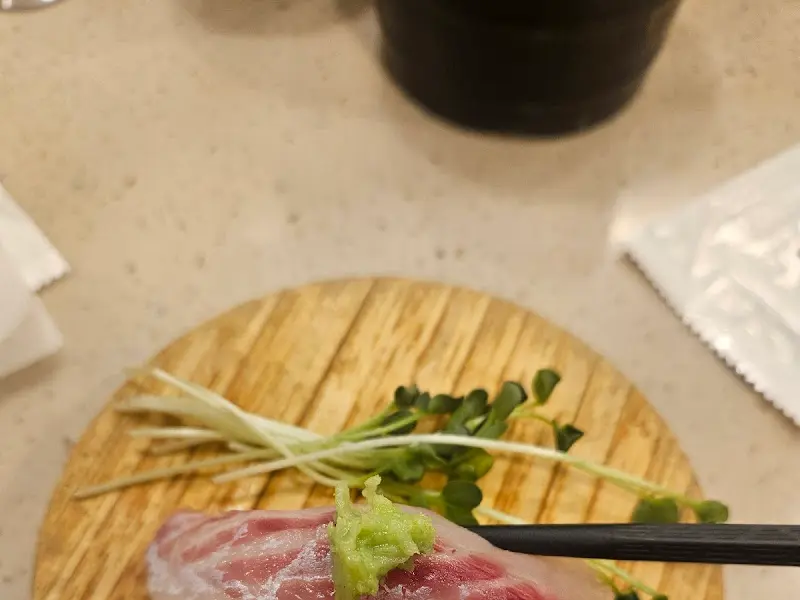 싱싱한 광어 지느러미 초밥