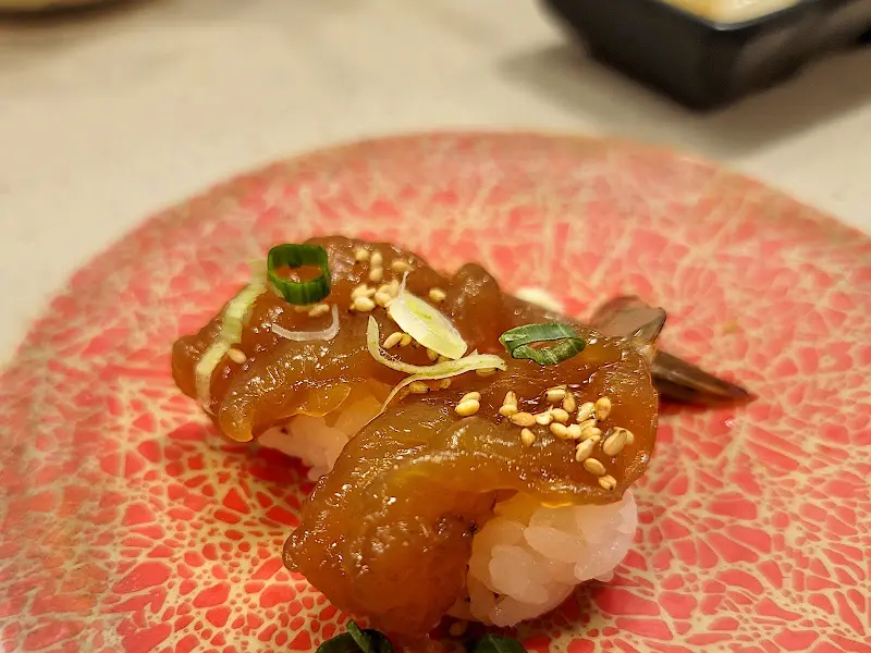 윤기가 흐르는 육회 초밥