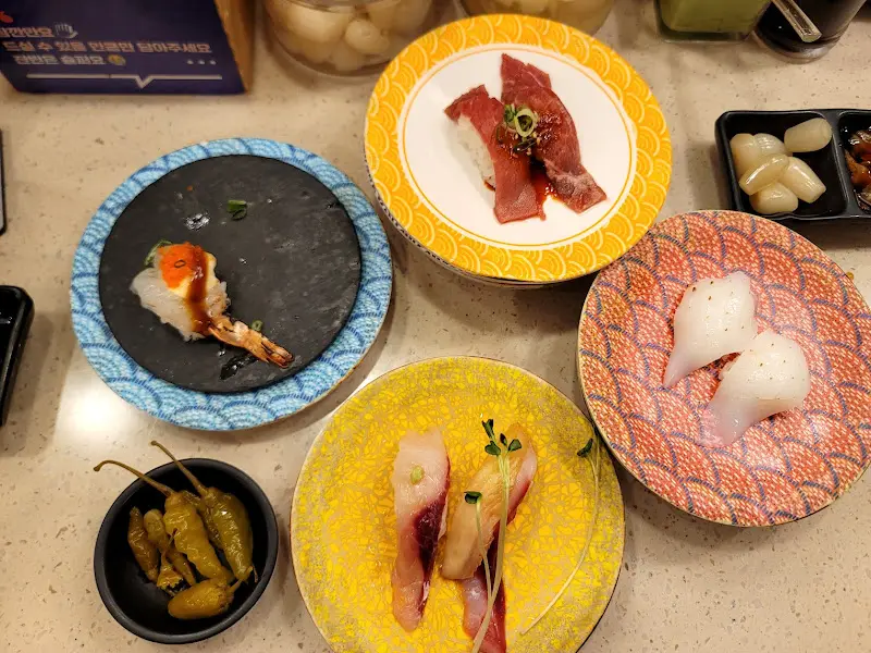 다양한 초밥들이 놓여진 테이블