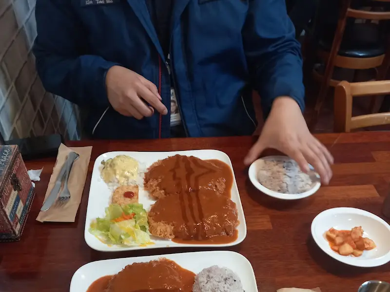 돈까스 먹는 모습