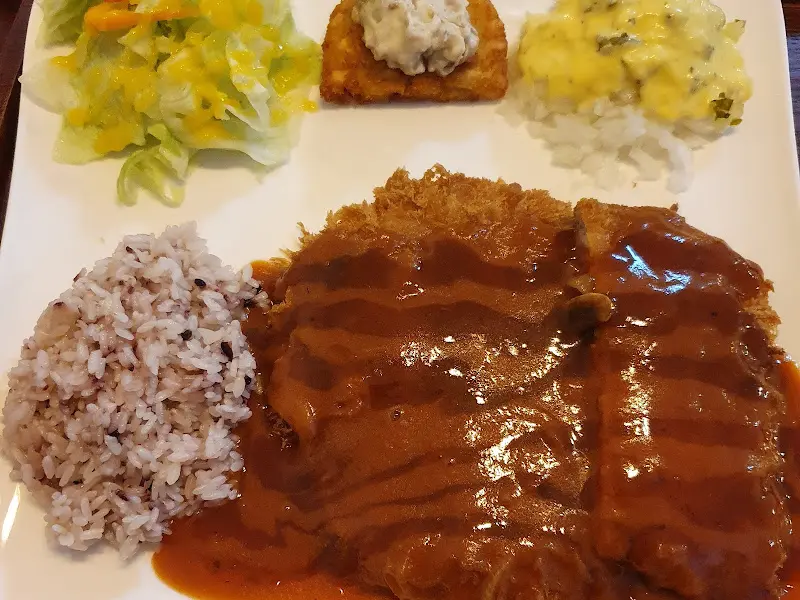 돈까스, 샐러드, 밥