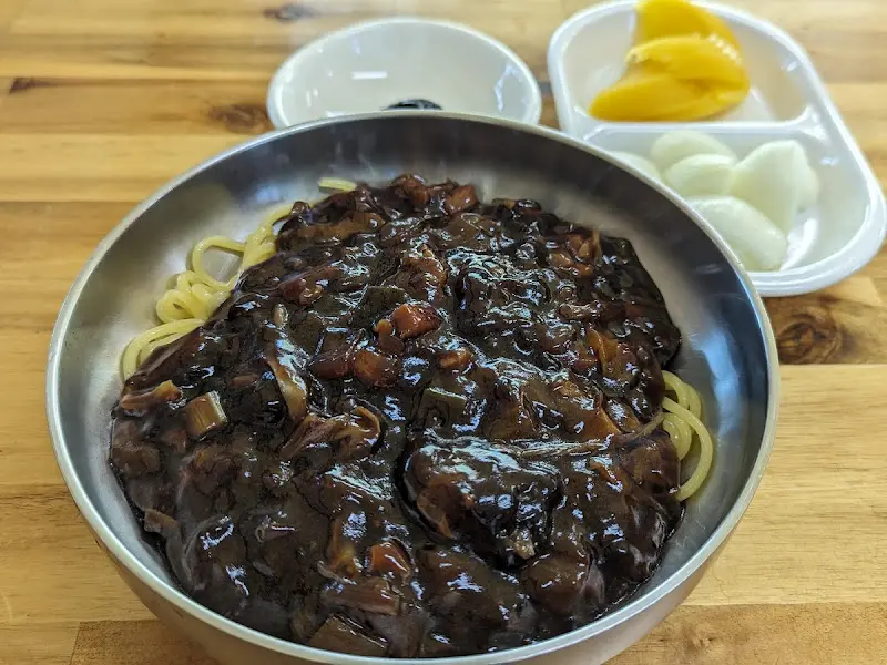 윤기가 흐르는 짜장면