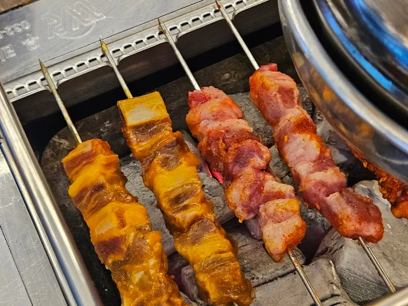 숯불 위에서 맛있게 익어가는 양꼬치