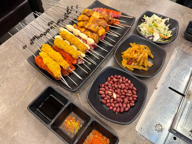 다채로운 기본 반찬과 소스