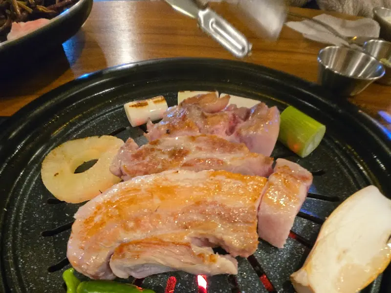 전문가의 손길로 구워지는 고기