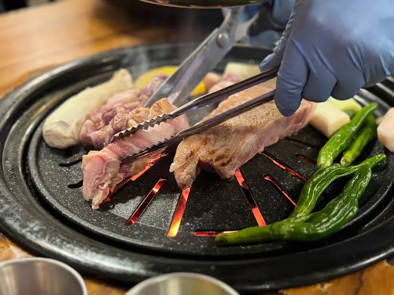 직원분의 능숙한 고기 커팅