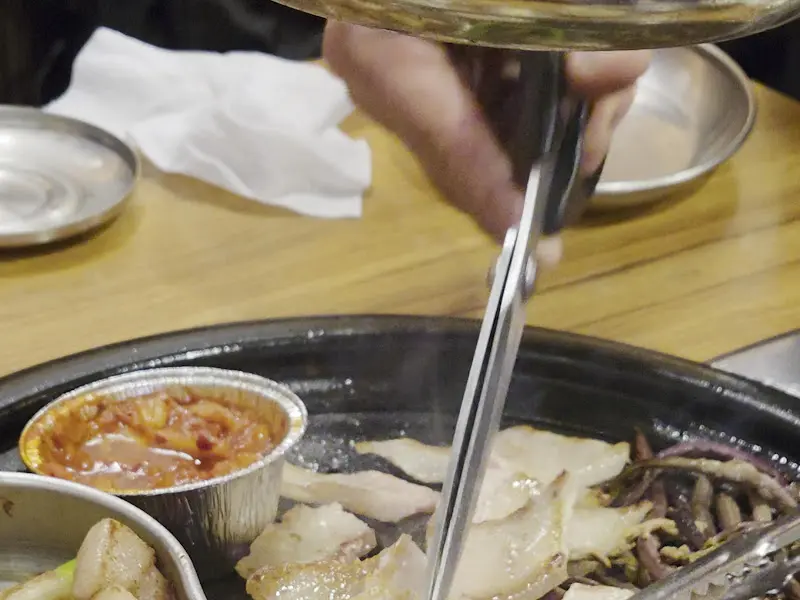 고기 굽는 섬세한 손길