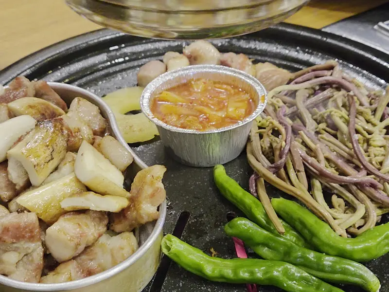 잘 구워진 고기와 꽈리고추