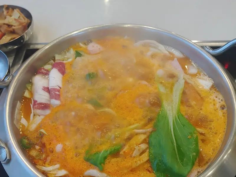 보글보글 끓는 부대찌개