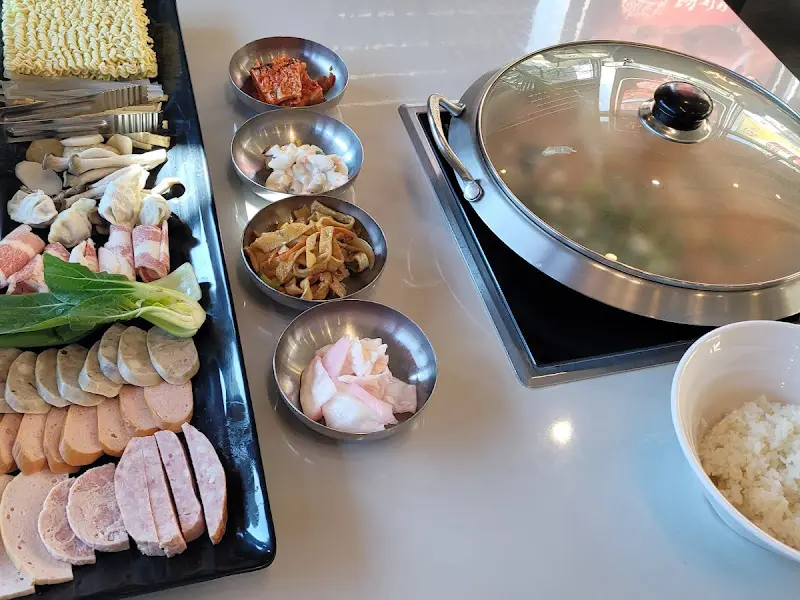 푸짐한 부대찌개 한 상