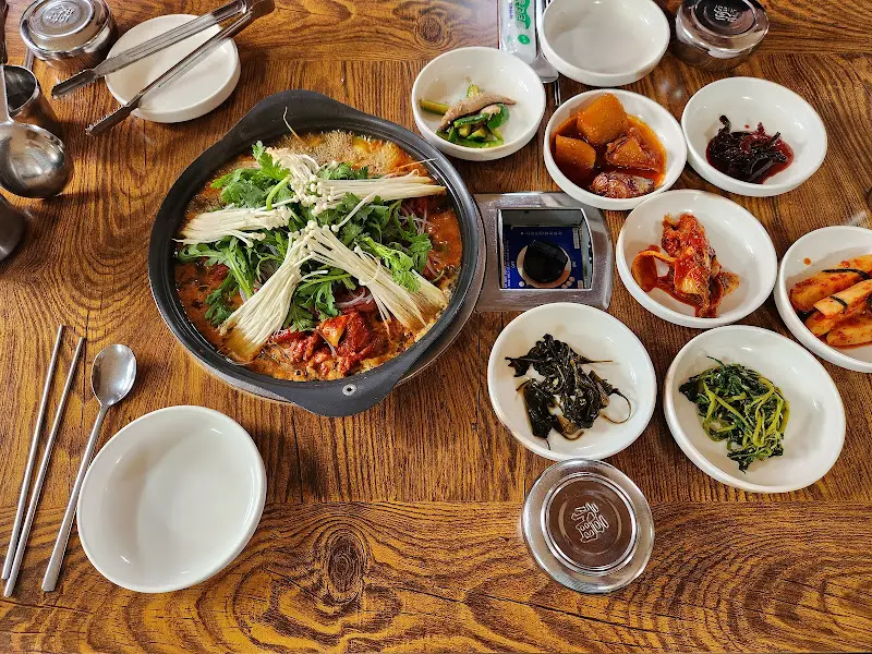 흑돼지 불고기와 밑반찬 한 상 차림